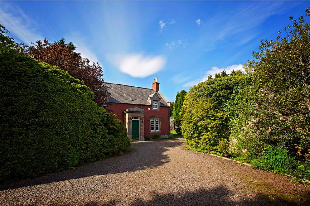 The Lodge By The Lake, Dunbar Exterior photo