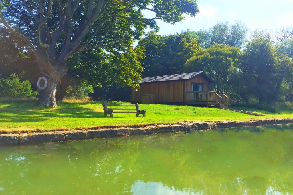 The Lodge By The Lake, Dunbar Exterior photo